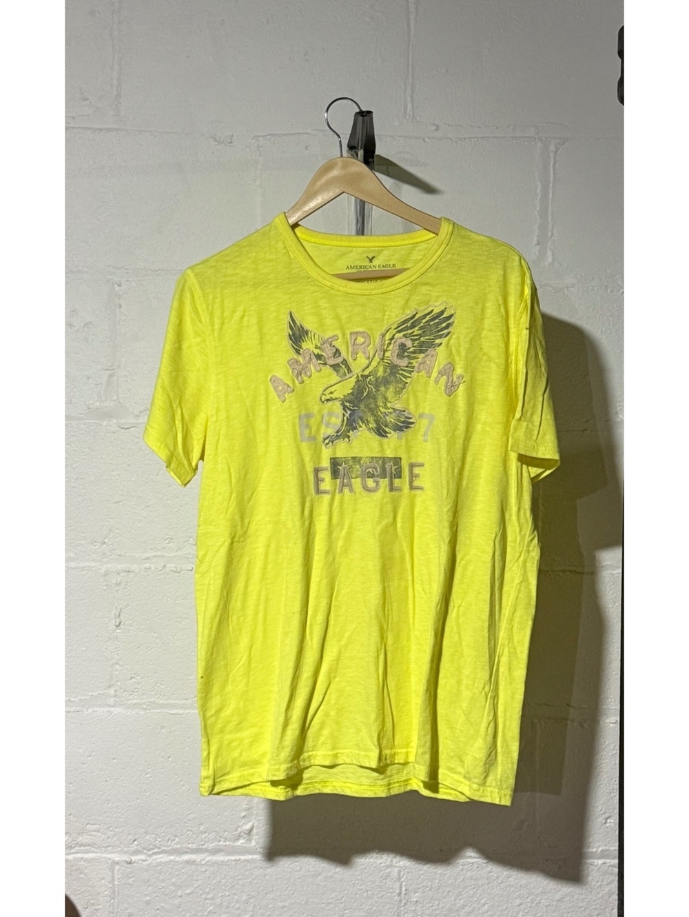 American Eagle outfitters athletic fit men’s size large bright yellow graphic t
